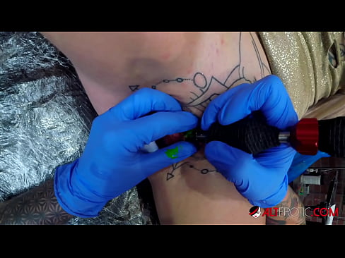 ❤️ Keçika pir tattookirî Sully Savage tattooek li ser klîtorê xwe kir. ❤ Pornoya hişk li ku.pornplaybb.ru